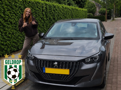 Trotse prijswinnaar Jubileumloterij rijdt jaar lang gratis auto dankzij Eurocars!