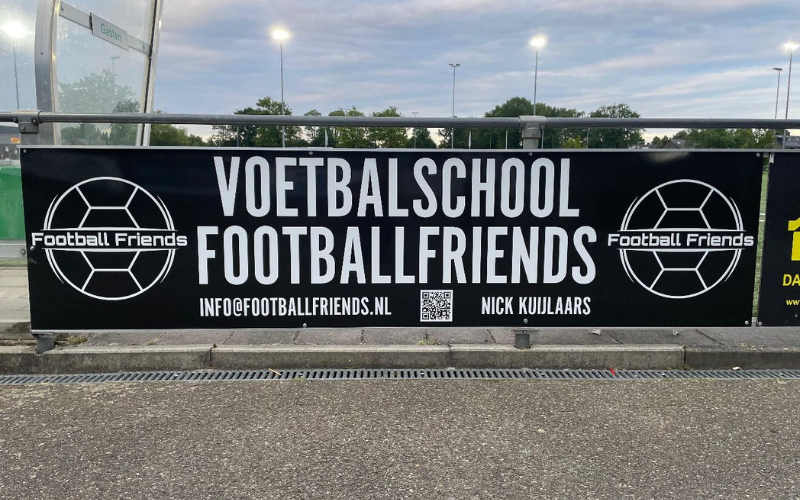 Een hartelijk welkom aan onze nieuwe bordsponsor Football Friends